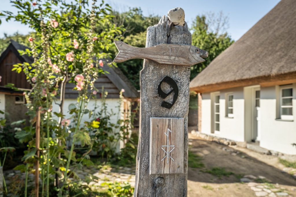Holzpfosten der Hofeinfahrt in Vitt mit Hausnummer / Hausmarke